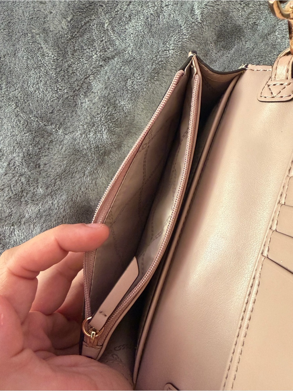 Michael Kors Blush Pink & Signature Logo Crossbody Wallet - Picture 7 of 7